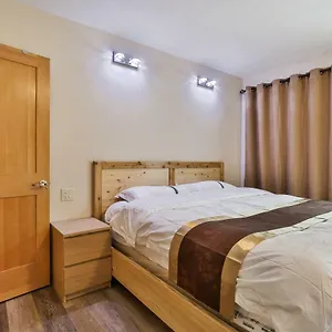 Riverfront Estate Bed and breakfast